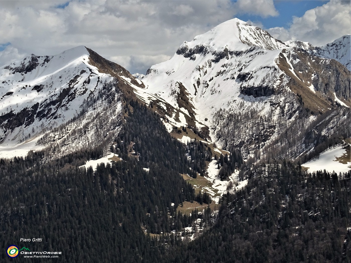 68 Bella vista verso la Val Terzera con Siltri a sx e Cavallo a dx.JPG